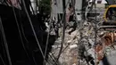 Dua jembatan di Sungai Litani yang menghubungkan wilayah Sohmor dan Machghara di Bekaa Barat, Lebanon, dilaporkan hancur dihantam serangan udara Israel. Tampak dalam foto, orang-orang berkumpul saat sebuah ekskavator membersihkan puing-puing di lokasi serangan Israel pada Minggu 5 April 2026 terhadap sebuah bangunan di lingkungan Jnah, Beirut, Lebanon, Senin 6 April 2026. (AP Photo/Hassan Ammar)