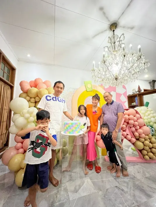 Kebahagiaan makin lengkap karena keluarga terlihat komplit. Selain dua orang tua dan dua adiknya, terlihat juga kakeknya hadir dalam perayaan tersebut. [Instagram/mrsayudewi]