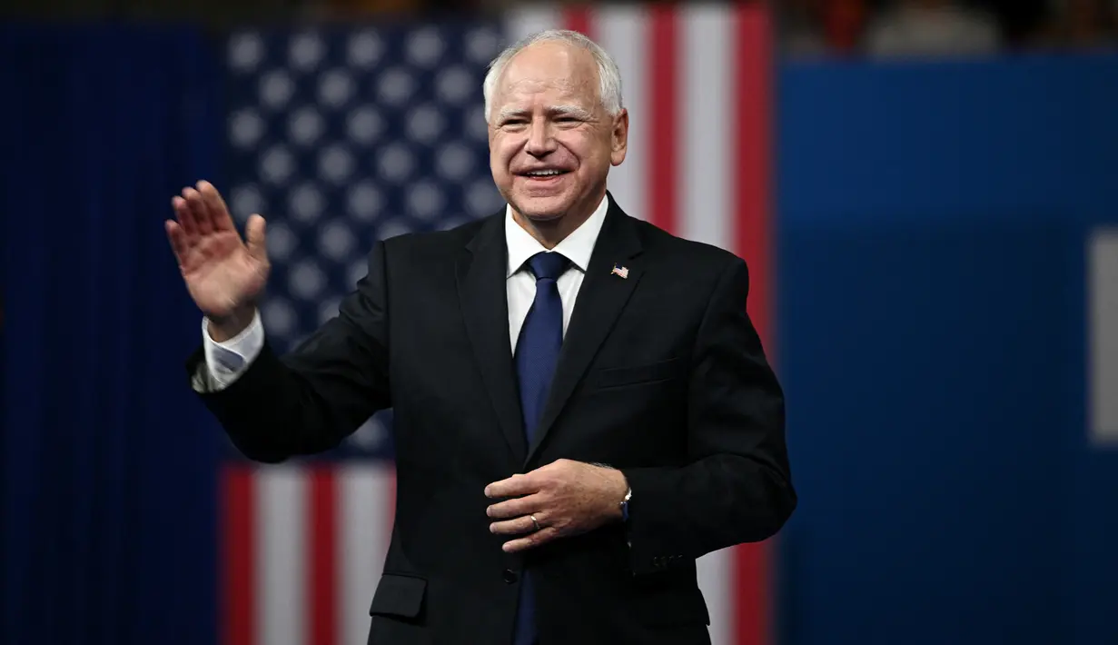 Karir politik itu dijalani Walz selama 12 tahun sebelum terpilih sebagai Gubernur Minnesota pada 2018.  (Brendan SMIALOWSKI / AFP)