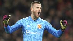 Spanyol terkenal menjadi salah satu negara penghasil pemain-pemain terbaik yang mentas di liga-liga top Eropa. Seperti di posisi penjaga gawang, beberapa kiper asal Spanyol masih menjadi andalan klub-klub elite Eropa di bawah mistar. Harga mereka pun tidak main-main, bahkan tergolong mewah seiring dengan penampilan apik mereka bersama klub yang dibela. Tercatat, 5 kiper berikut memiliki nilai pasar tertinggi menurut situs Transfermarkt dari seluruh kiper asal Spanyol yang berlaga di liga-liga top Eropa. (AP Photo/Dave Thompson)