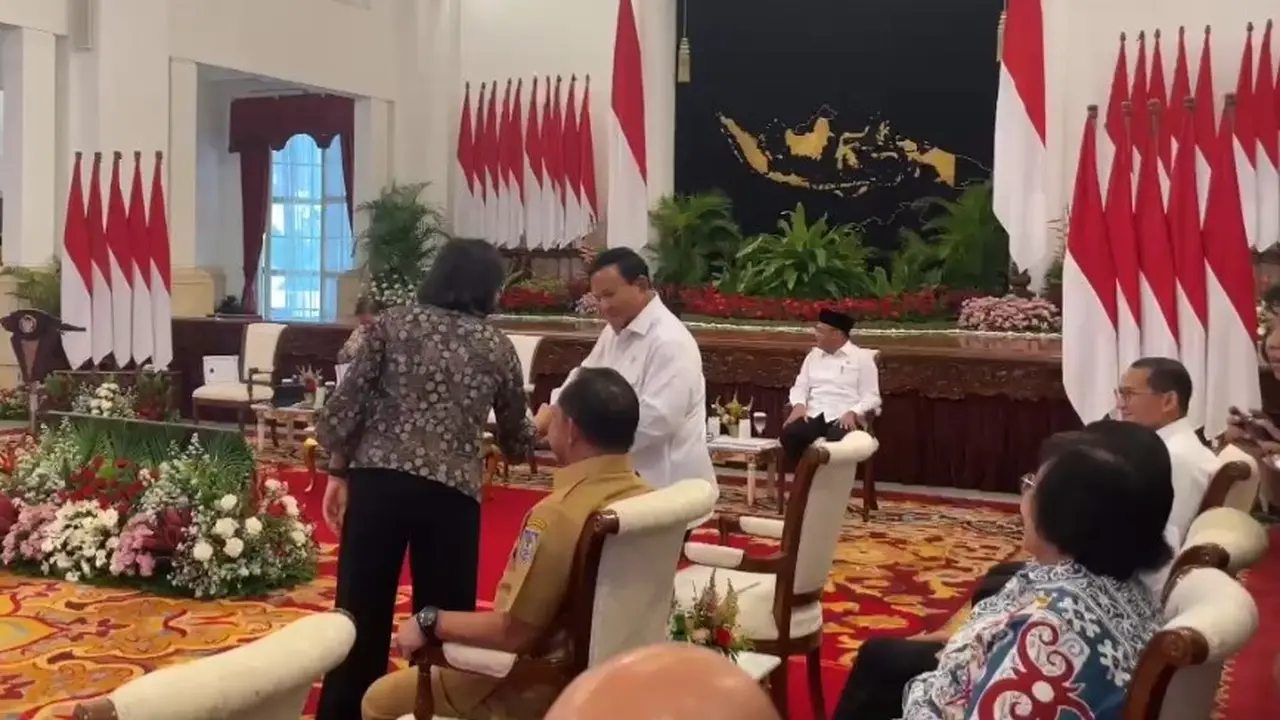 Menteri Keuangan Sri Mulyani bersalaman dengan Menteri Pertahanan yang juga calon presiden Prabowo Subianto.