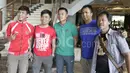 Pemain Timnas Indonesia, Dedi Kusnandar, berfoto bersama suporter Indonesia yang datang ke Hotel Grand Fourwings, Bangkok, Jumat (16/12/2016). (Bola.com/Vitalis Yogi Trisna)