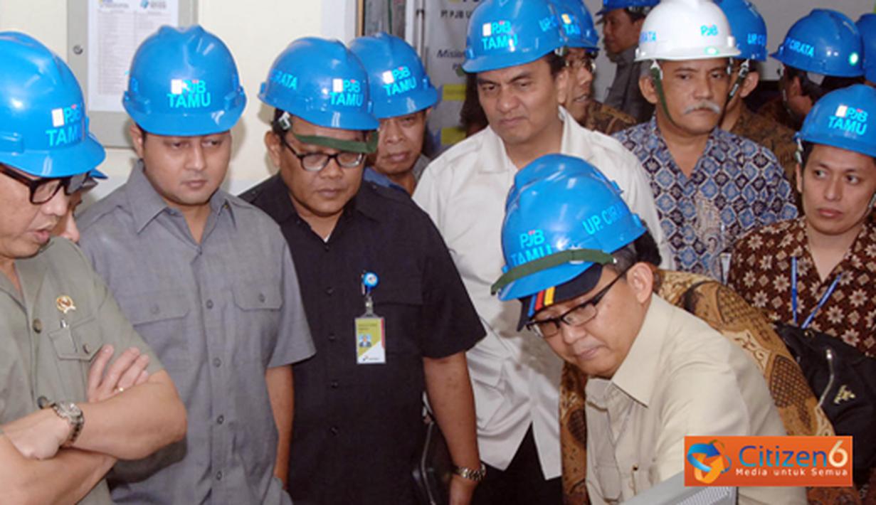 Citizen6, Purwakarta: Menteri ESDM, Darwin Zahedy Saleh beserta rombongan mengunjungi PLTA Cirata untuk mengetahui pasokan listrik selama lebaran 2011 pada, Jumat (26/8). (Pengirim: Agus Trimukti)