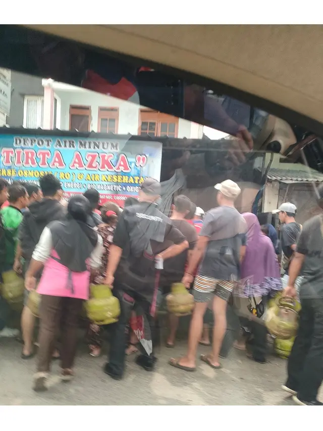 6 Potret Orang Antre Gas LPG 3 Kg, Rela Terjang Panas dan Hujan