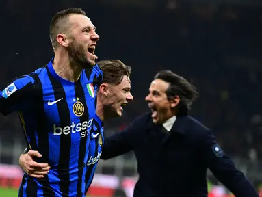 Pemain Inter Milan, Stefan de Vrij melakukan selebrasi setelah mencetak gol penyeimbang 1-1 ke gawang AC Milan dalam laga lanjutan Liga Italia 2024/2025 di San Siro, Milan, Italia, Senin (03/02/2025) WIB. (AFP/Piero Cruciatti)