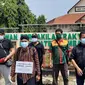 Lilik Yuliantoro saat mengawali start jalan kaki dari depan DPRD Kabupaten Rembang dengan tujuan Istana Merdeka, Jakarta. (Liputan6.com/Ahmad Adirin)