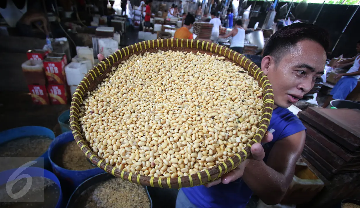 Pekerja tengah mengangkat kacang kedelai untuk dijadikan bahan dasar pembuatan tahu di Jakarta, Rabu (6/1/). Dari kebutuhan sekitar 2,5 juta ton per tahun, 1,7 juta ton diantaranya harus dipenuhi dari impor. (Liputan6.com/Angga Yuniar)