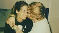Ed Sheeran dan kekasihnya, Cherry Seaborn. (Instagram - @teddysphotos)