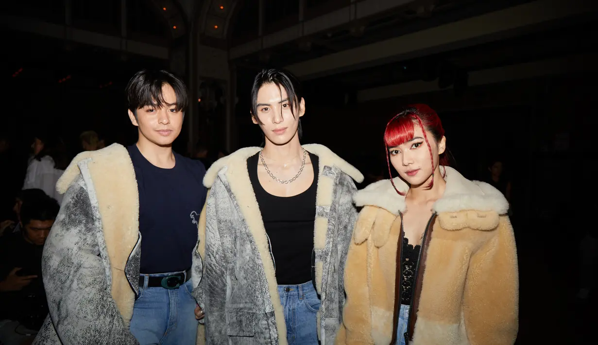 Angga Yunanda tampil kembaran dengan Taeyang. Ia padukan off workwear shearling coat yang dengan rexy pocket t-shirt berwarna navy. [Coach]