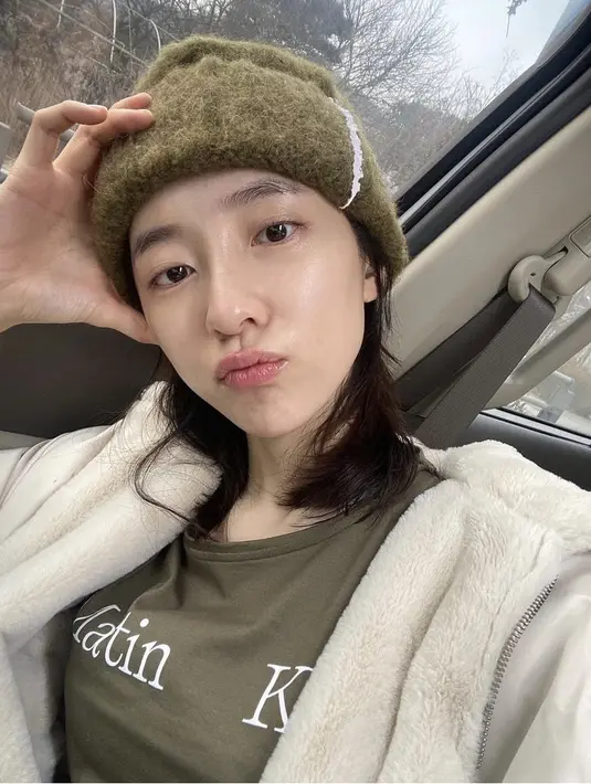 Wajah sehat dan glowing terpancar dari Park Ji Hyun. Ia pun tampil dengan bennie hijau dan sweater putih berbulunya. @voyavivirel