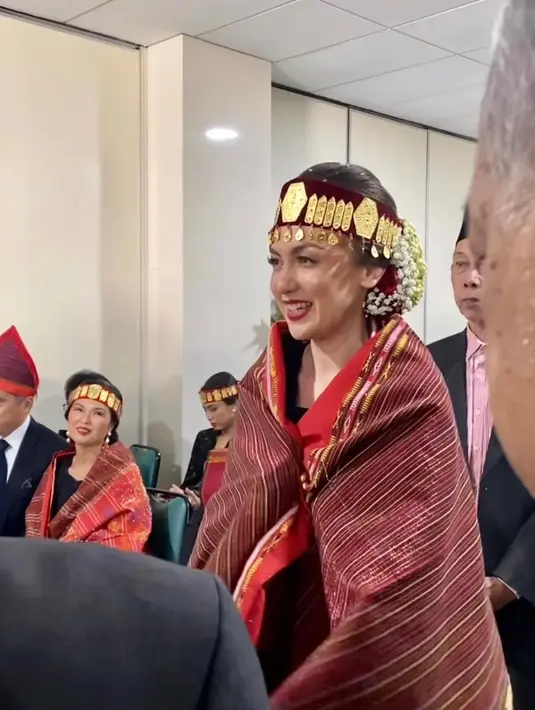 Melalui keterangan unggahan Instagram Rianti, disebutkan bahwa Ini adalah permintaan mendiang mertuanya sejak lama. Ia dan Cas Alfonso pun mendadak mengikuti upacara ini sebelum pemakaman ayah Cas yang baru saja meninggal dunia. [@riantic/@__rose_makeupartist/@meli_makeuphairdowedding]