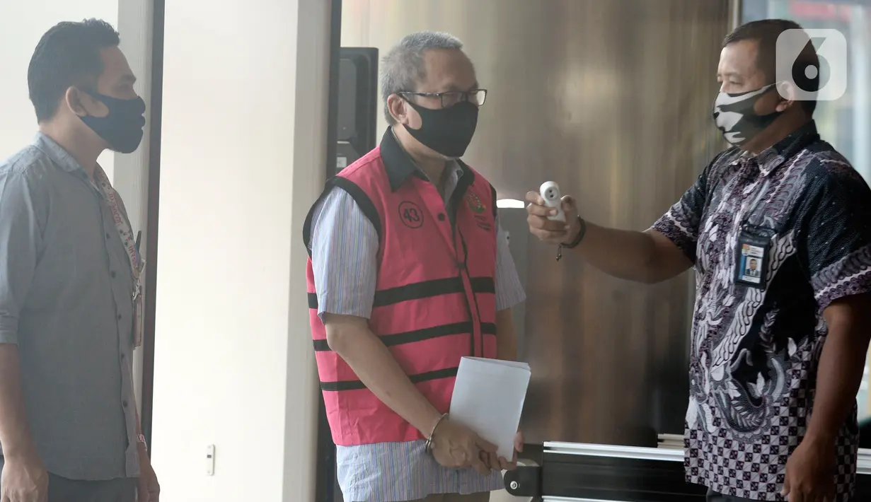 Mantan Dirut PT Danareksa Sekurita, Marciano Herdondrie Herman saat diperiksa suhu tubuh sebelum menjalani pemeriksaan oleh tim penyidik dari Kejaksaan Agung di Gedung KPK, Jakarta, Kamis (25/6/2020). (merdeka.com/Dwi Narwoko)
