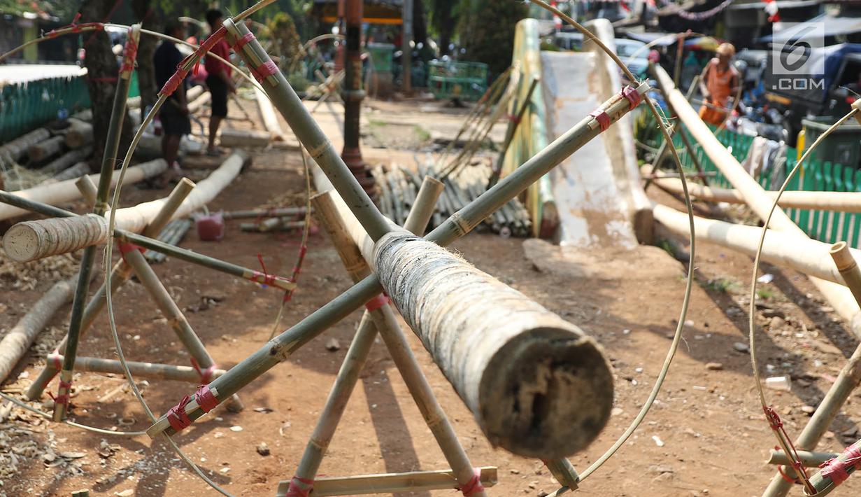 Batang pohon pinang yang dijual di kawasan Manggarai, Jakarta, Kamis (3/7). Pohon pinang tersebut dijual seharga Rp900ribu perbatang, yang banyak digunakan untuk meramaikan perlombaan perayaan HUT Kemerdekaan RI. (Liputan6.com/Immanuel Antonius)