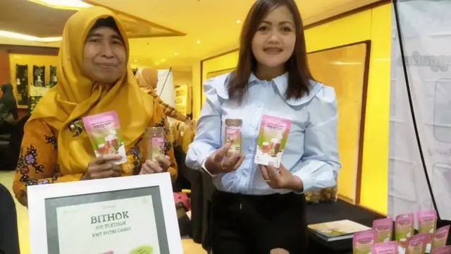 Suwarni, Wakil Ketua KWT Putri Candi di Kabupaten Purworejo [kiri] apresiasi dana pengembangan SIMURP berupa evaporator dan alat kemasan untuk meningkatkan volume dan kemasan bir pletok.