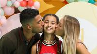 Luis Suarez bersama putrinya, Delfina Suarez dan sang istri, Sofia Balbi. (Instagram/ sofibalbi)