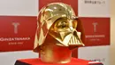 Sebuah topeng pelaku film Star Wars, Darth Vader, dari emas murni akan dijual dengan harga 154 juta yen atau sekitar Rp.19,5 miliar di Ginza Tokyo Jepang, Selasa (25/4). (AFP Photo/Kazuhiro NOGI)