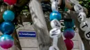 Para Swifties—penggemar Taylor Swift—memasang gelang di sebuah pohon di pusat kota Cornelusgasse, Wina, pada hari Jumat, 9 Agustus 2024. (AP Photo/Heinz-Peter Bader)