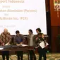 CEO PT Freeport Richard Adkerson dan Dirut Inalum Budi Gunadi Sadikin disaksikan Menkeu, Menteri ESDM, Menteri BUMN dan Menteri LHK menandatangani pengambilalihan saham 51% PT Freeport Indonesia di Jakarta, Kamis (12/7). (Liputan6.com/Angga Yuniar)