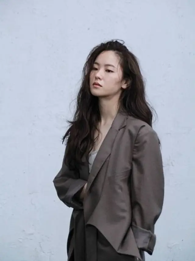 Trik Padu Padan Outfit Formal ala Jeon Yeo Bin, Pasangan Song Joong Ki dalam Drama Vincenzo