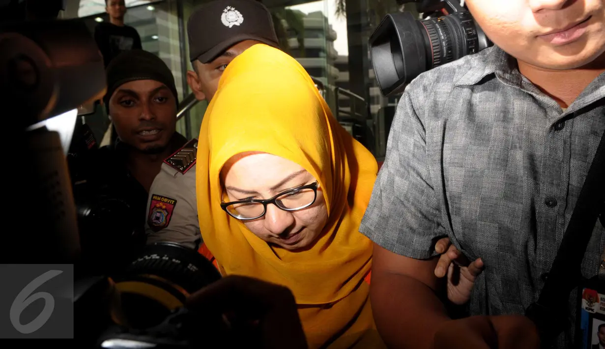 Ekspresi Direktur Keuangan PT Berdikari Siti Marwa seusai menjalani pemeriksaan di KPK, Jakarta, Kamis (26/5). Siti Marwa merupakan tersangka kasus suap pengadaan pupuk urea di PT Berdikari (Persero) periode tahun 2010-2012. (Liputan6.com/Helmi Afandi)
