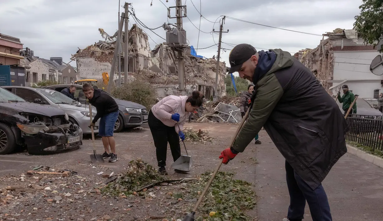 Tidak hanya Kyiv, sedikitnya enam wilayah lain di Ukraina seperti Zaporizhzhia, Khmelnytskyi, Sumy, Mykolaiv, Chernihiv dan Odesa juga terkena dampak serangan udara Rusia tersebut. (Roman PILIPEY/AFP)