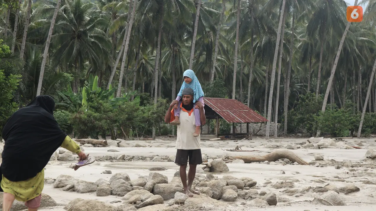 Seorang warga Desa Poi di lokasi banjir lumpur
