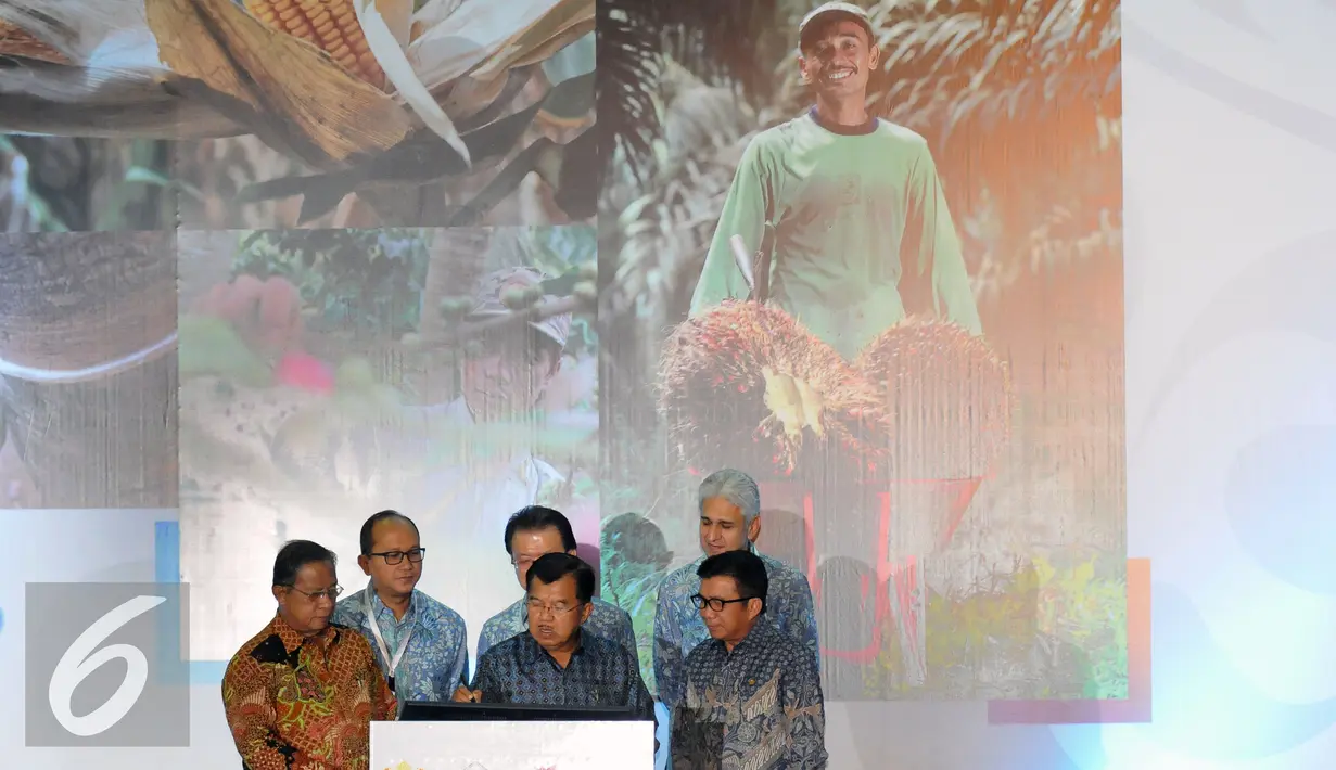 Wakil Presiden Jusuf Kalla (tengah) membubuhkan pesan saat menghadiri pembukaan pertemuan Pisagro, Kadin, ISEI di Jakarta, Senin (23/5/2016). Pertemuan membahas dukungan Implementasi Financial Inclusion untuk Petani. (Liputan6.com/Helmi Fithriansyah)