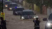 Mobil Land Cruiser Presiden Jokowi Menerobos Banjir di Kalimantan Selatan (Antara)