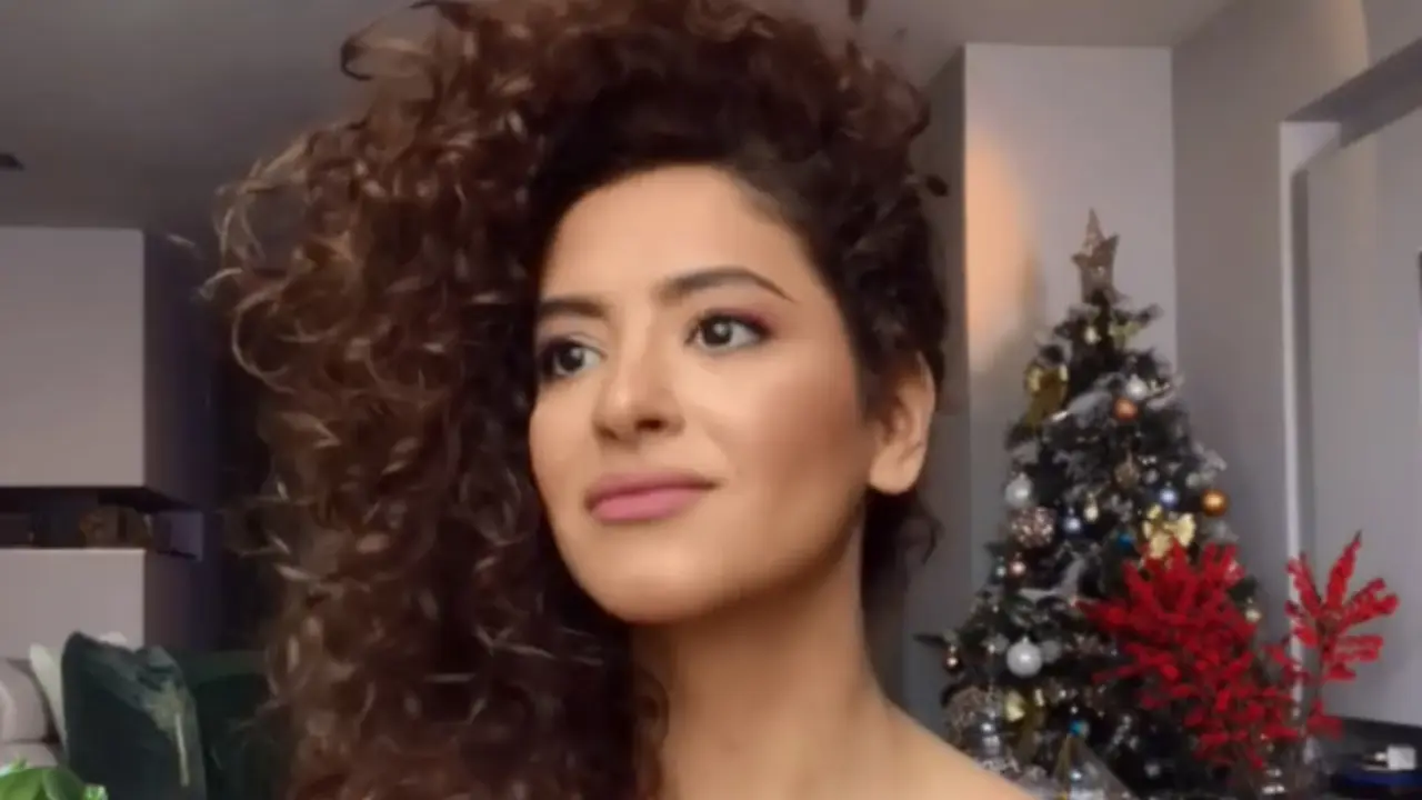 Rambut Keriting Semakin Menawan dengan Bentuk Ini