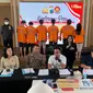 Polrestabes Surabaya meringkus tujuh orang pelaku kasus prostitusi online anak di bawah umur di Surabaya. (Liputan6.com/Dian Kurniawan)
