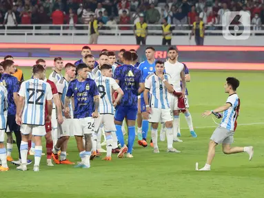 Seorang penyusup berlari ke tengah lapangan setelah laga FIFA Matchday antara Timnas Indonesia Vs Timnas Argentina di Stadion Utama Gelora Bung Karno (SUGBK), Senayan, Jakarta, Senin (19/6/2023). (Bola.com/Muhammad Iqbal Ichsan)