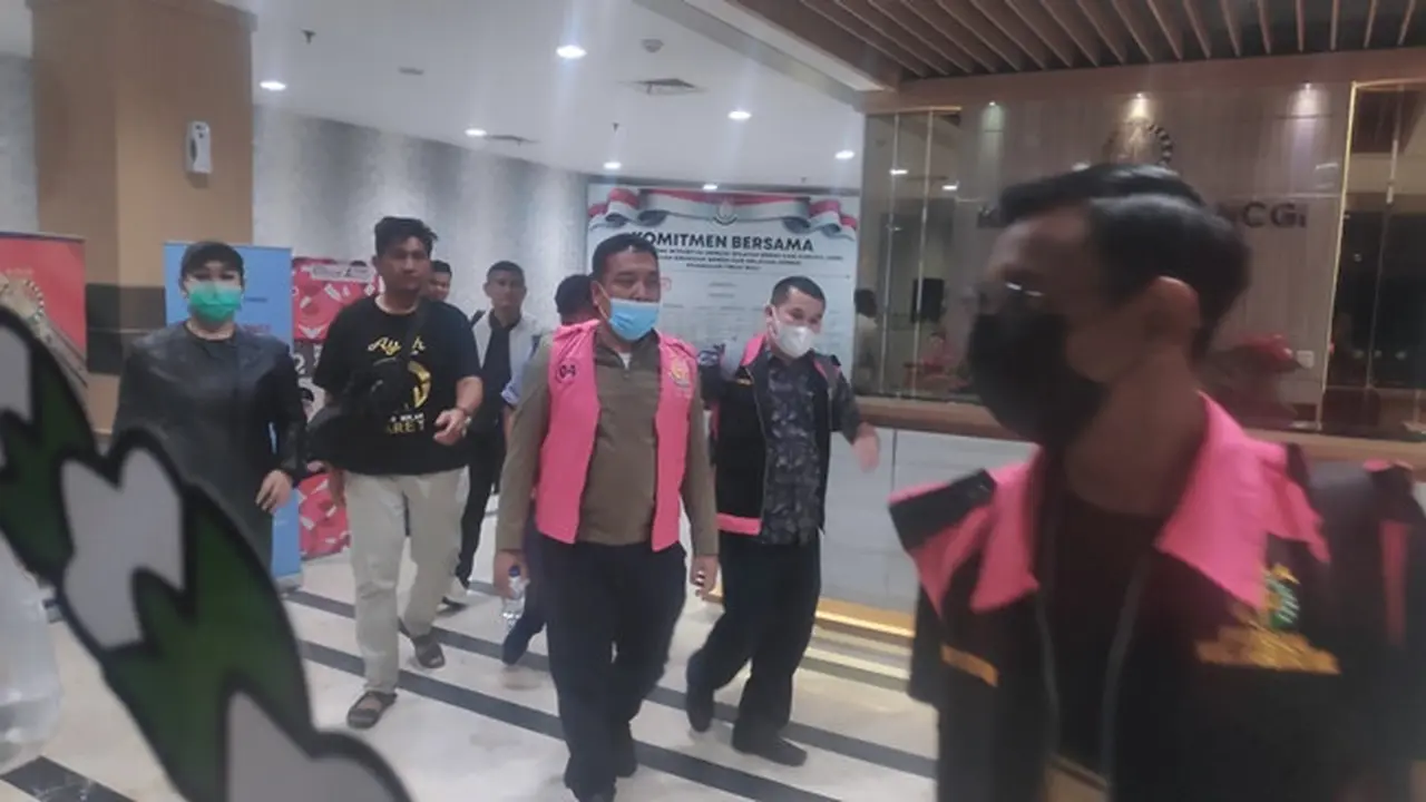 Tersangka korupsi pembangunan pelabuhan Bagansiapiapi, Rokan Hilir, digiring jaksa ke mobil tahanan.