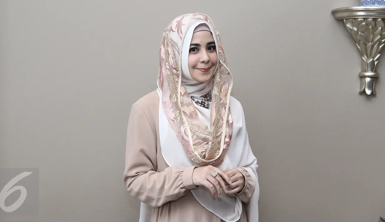 Risty Tagor saat mengisi acara di kawasan Mahakam, Kebayoran Baru, Jakarta, Rabu (22/2). Risty mengenakan hijab berwarna pink keemasan dengan bordiran motif bunga. (Liputan6.com/Herman Zakharia)