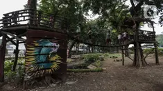 Anak-anak bermain di Taman Tomang Rawa Kepa, Jakarta, Minggu (21/6/2020). Lokasi tersebut menjadi salah satu tempat alternatif liburan warga untuk menghilangkan kebosanan di tengah masa PSBB transisi. (Liputan6.com/Johan Tallo)
