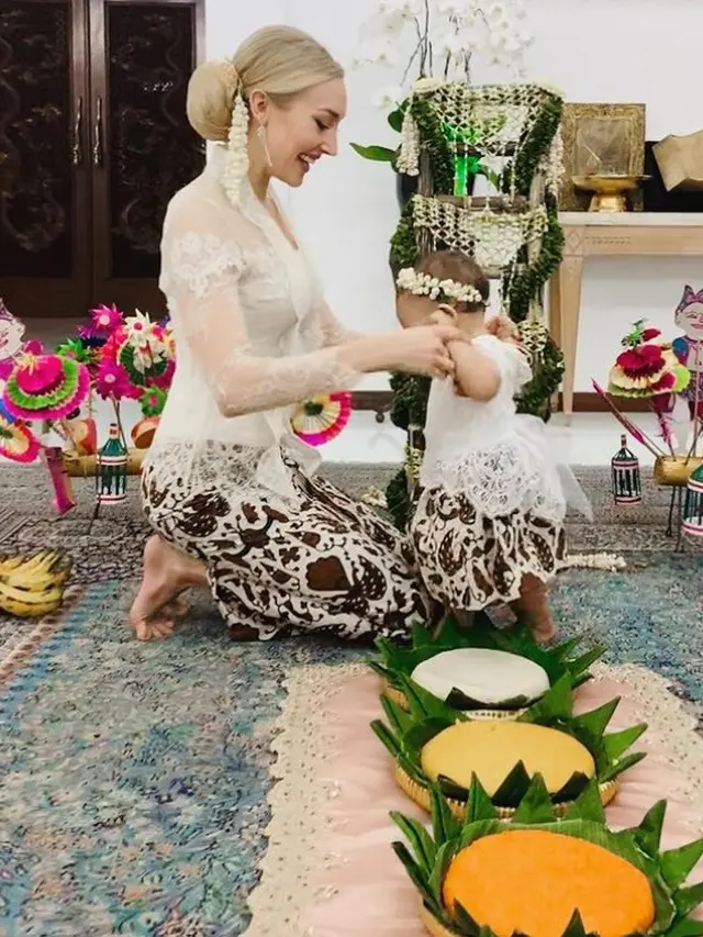 Varsha Strauss berkebaya (Instagram/varshaadhikumoro)