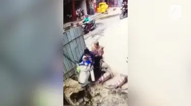 Satu keluarga di China sedang menaiki motor masuk ke dalam sebuah lubang galian.