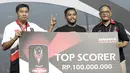 Pemain Persib, Zulham Zamrun, meraih gelar pencetak gol terbanyak Piala Presiden 2015 di Stadion Utama Gelora Bung Karno, Jakarta, Minggu (18/10/2015). (Bola.com/Vitalis Yogi Trisna)