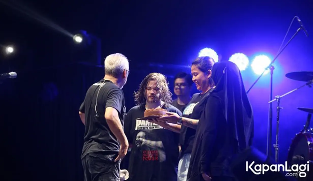 Iwan Fals pun resmi merayakan ulang tahunnya di atas panggung bersama keluarga serta para penggemar yang selama ini memberikan dukungan padanya. epantun tembang 'Bento' itu menjadi musisi Indonesia yang sudah aktif sejak tahun 70-an silam. Sampai sekarang, dirinya pun masih tetap eksis dan punya penggemar setia. (KapanLagi.com/Budy Santoso)