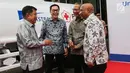 Ketum PMI Jusuf Kalla berbincang bersama Presdir PT Astra International Tbk Prijono Sugiarto dan Plh Ketum PMI Ginandjar Kartasasmita pada acara penyerahan bantuan 10 unit truk tangki air di Kantor PMI, Jakarta, Jumat (8/2). (Liputan6.com/Fery Pradolo)