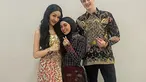Lucinta Luna pernah memperkenalkan sosok tunangannya ke Lesti Kejora. Alan terlihat curi perhatian dengan memakai batik. Penampilan Alan pakai batik ini terlihat gagah dan elegan. (Liputan6.com/IG/lucintaluna_manjalita)
