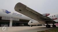 Pesawat terparkir di depan bengkel pesawat atau hanggar terbesar di dunia milik PT Garuda Maintenance Facility di area Bandara Soekarno-Hatta, Tangerang, Senin (28/9). Pembangunan hanggar ini menelan biaya puluhan juta dolar AS.(Liputan6.com/Angga Yuniar)