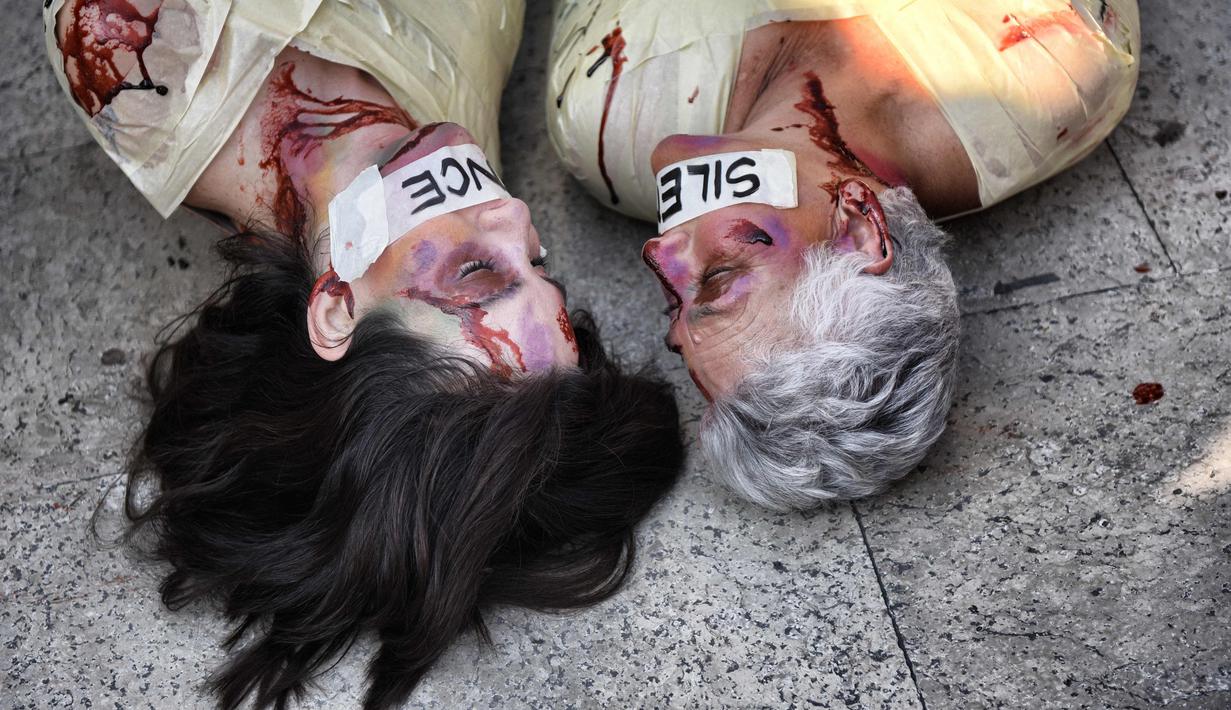 Aktivis Spanyol Jil Love (kanan) dan aktivis Meksiko Julia Klug melakukan aksi protes di Mexico City, Meksiko (27/8). Dalam aksinya mereka memprotes femicide dan kekerasan perempuan. (AFP Photo / Pedro Pardo)