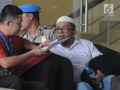 Mantan anggota DPRD Sumut, Ferry Suando Tanuray Kaban menunggu akan menjalani pemeriksaan oleh penyidik di gedung KPK, Jakarta, Jumat (11/1). Ferry menyerahkan diri di Polsek Gading Serpong, Tangerang Selatan. (Merdeka.com/Dwi Narwoko)