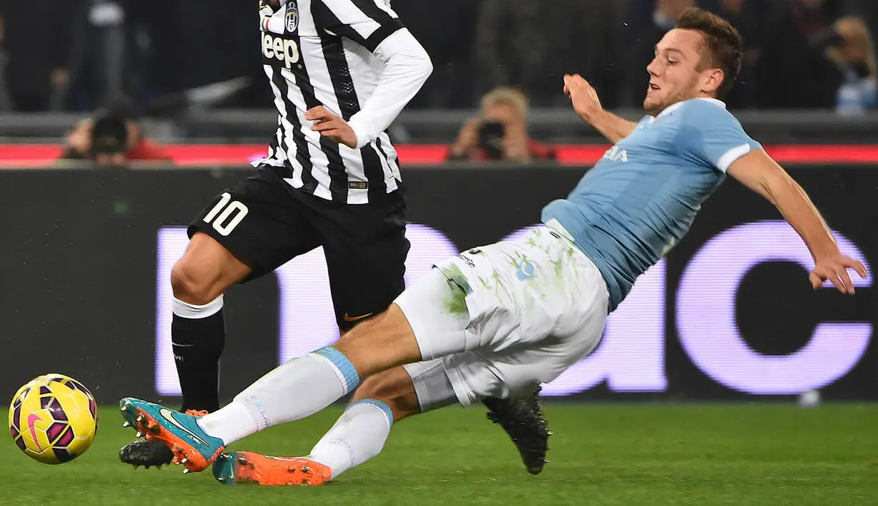 5. Stefan de Vrij, menurut Eurosport, bek Lazio ini masuk dalam radar pelatih Chelsea, Antonio Conte. Pria Belanda ini dijadikan solusi setelah The Blues gagal mendatangkan bek Napoli, Kalidou Koulibaly. (AFP/Gabriel Bouys) 