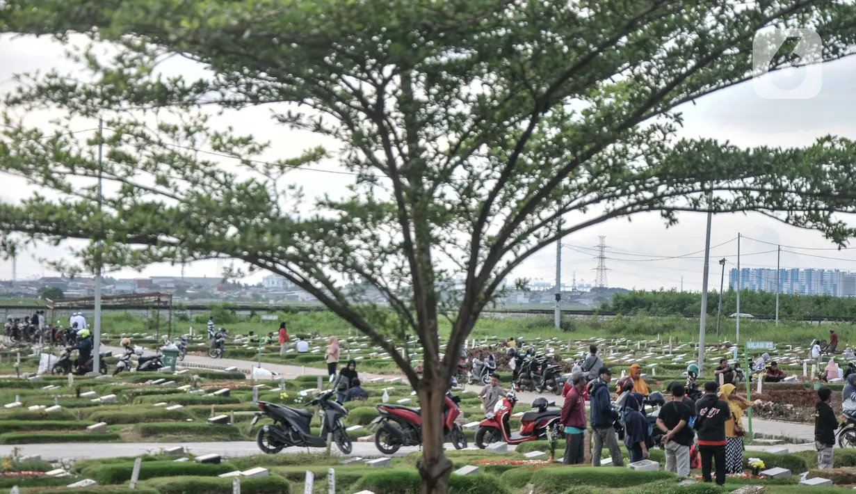Ziarah kubur sebelum Ramadhan atau nyekar merupakan tradisi masyarakat Indonesia. (merdeka.com/Iqbal S. Nugroho)