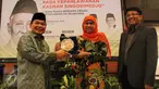 Ketua Fraksi PKS DPR Jazuli Juwaini (kiri) bersama Presiden PKS M Sohibul Iman (kanan) menyerahkan cinderamata kepada Mensos Khofifah Indar Parawansa usai acara seminar dan buka puasa bersama F-PKS DPR di Jakarta, Kamis (16/6). (Liputan6.com/Fery Pradolo)