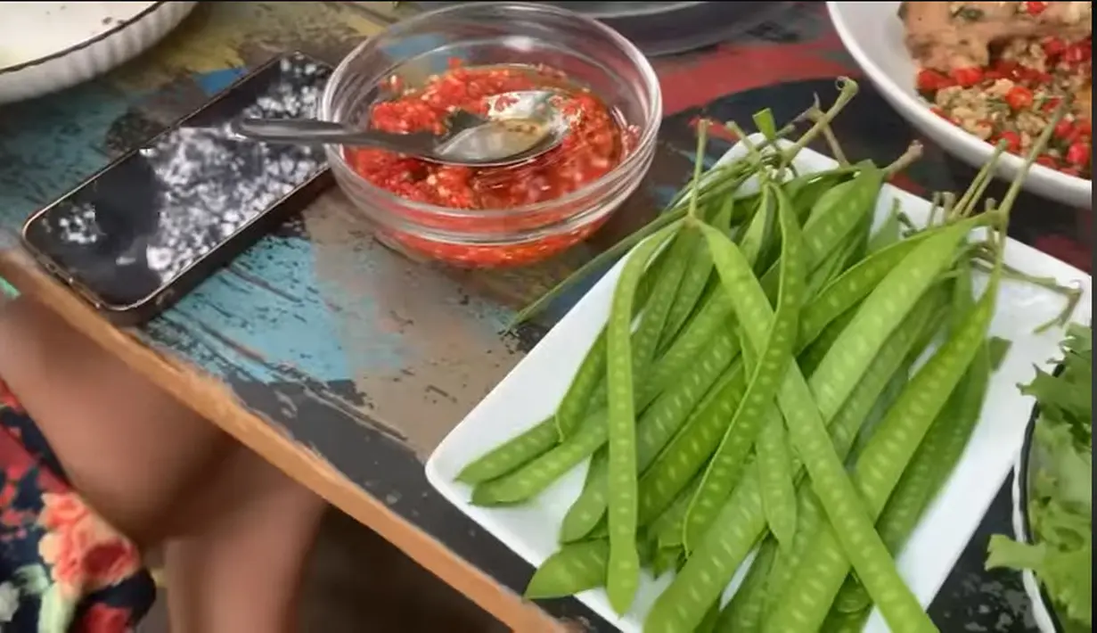 Tidak hanya Bimbim yang suka,tapi juga istri dan anaknya. Tampak petai cina yang masih muda dalam piring untuk lalap dengan sambal. [Youtube/ALZ Family Bimbim Slank]