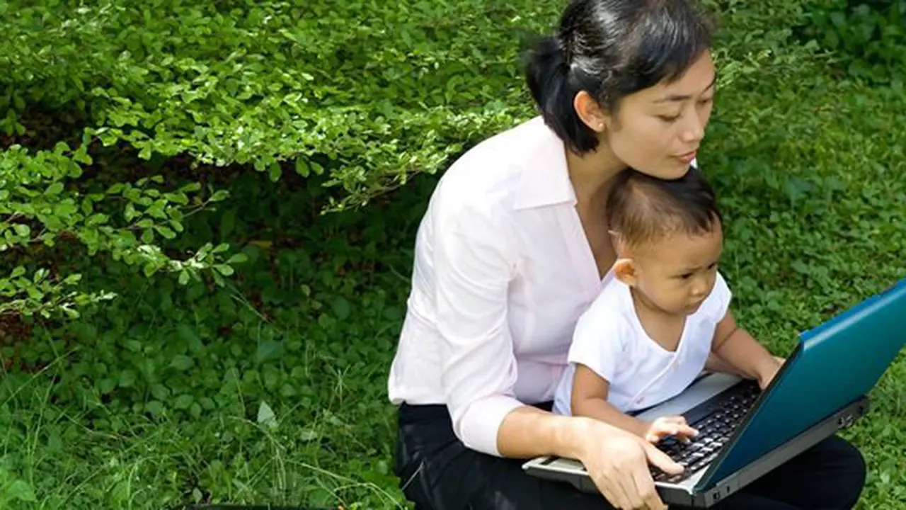 Ibu bekerja sambil ngurus anak/copyright Shutterstock.com