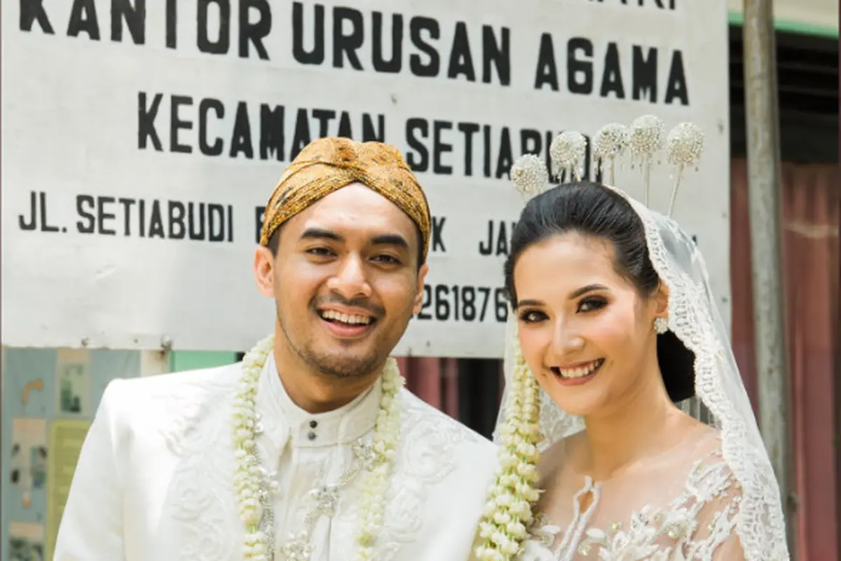 6 Hasil Foto Ciamik Pasangan Menikah di KUA, Latarnya Unik dan Antimainstream
