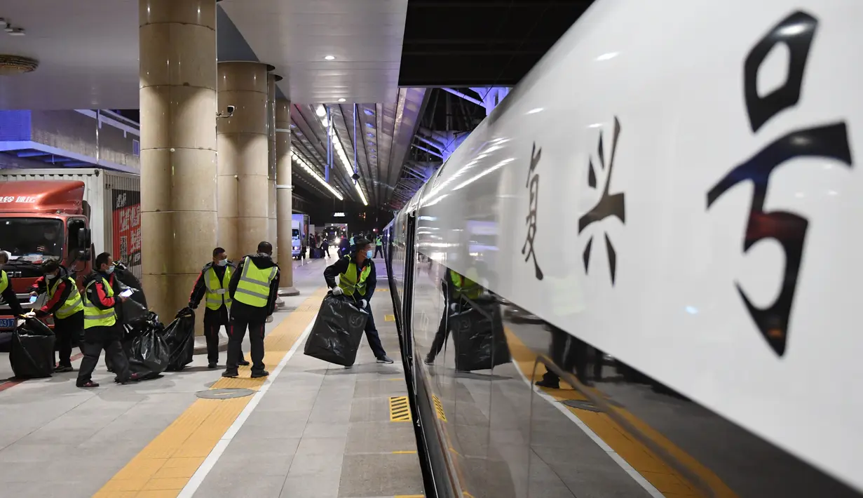 Para pekerja memasukkan paket ke kereta peluru Fuxing di Stasiun Kereta Barat Beijing di Beijing, ibu kota China (1/11/2020). Layanan khusus diluncurkan untuk mengatasi lonjakan pesanan belanja pada momen pesta belanja daring tahunan pada 11 November mendatang. (Xinhua/Zhang Chenlin)